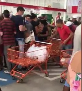 [VÍDEO] Clientes de supermercado causam tumulto e brigam por cebola a R$ 0,99