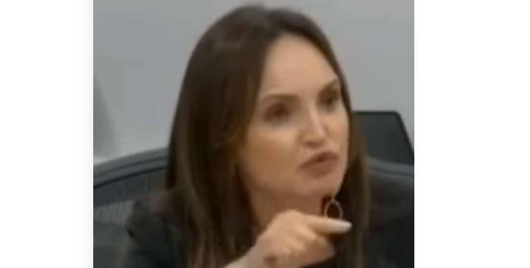 [VIDEO] Procuradora viraliza: "Graças a Deus, não preciso manter minha casa. Meu dinheiro é só para comprar brincos"