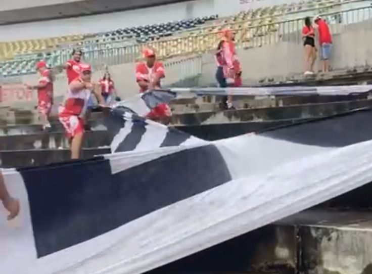 [VÍDEO] CONFUSÃO: Torcida do América rasga bandeiras e toca fogo dentro de estádio na Paraíba