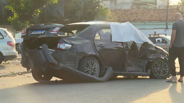 Mulher tenta socorrer bebê e morre em acidente de carro