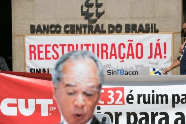 Por reajuste salarial, servidores fazem paralisação em frente ao BC