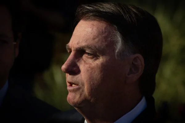 Bolsonaro diz que jogou R$ 14 mil na Mega-Sena e nega repasse do Pix a parentes