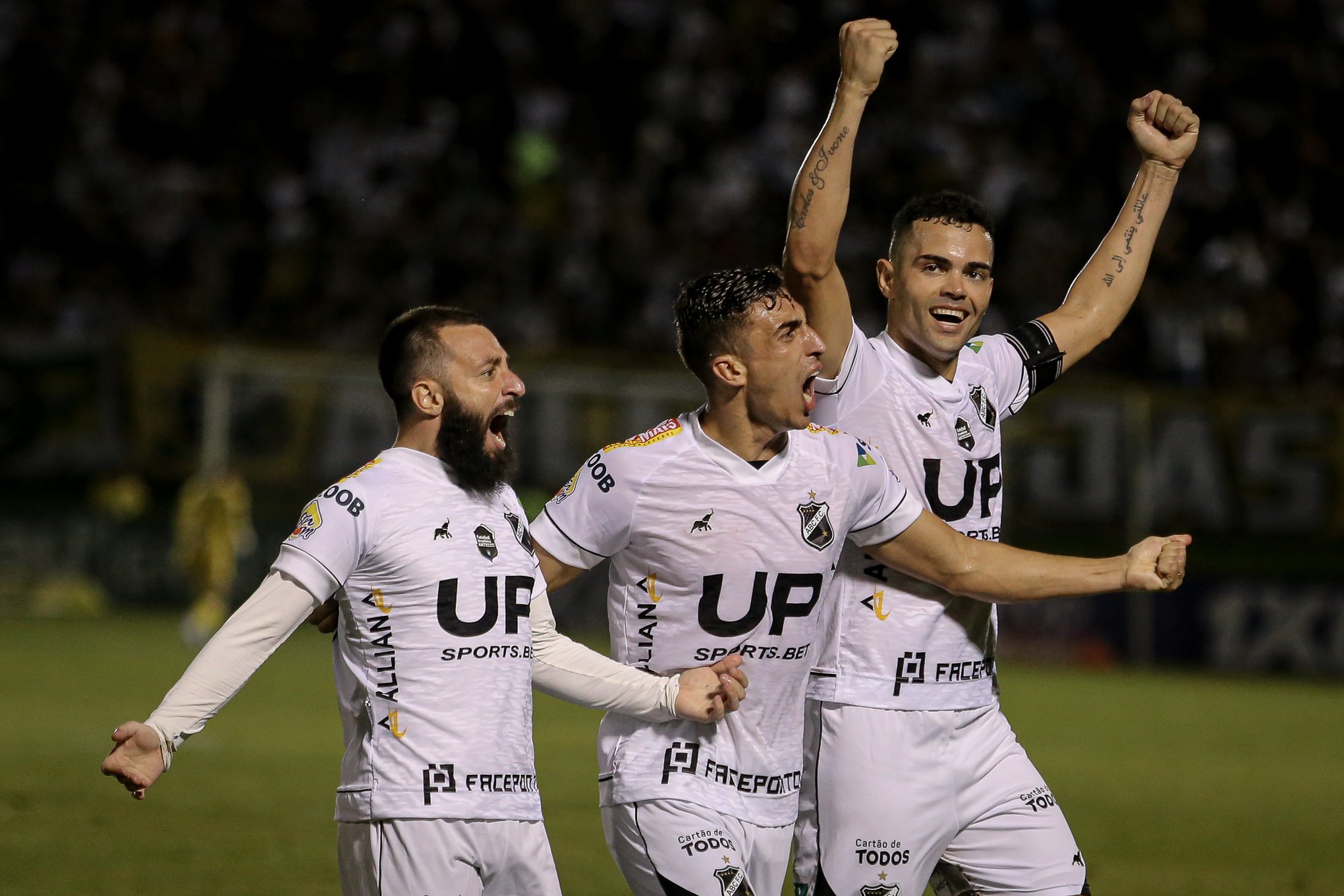 Em  linda festa da Frasqueira, ABC bate o Paysandu e está de volta à Série B do Brasileiro