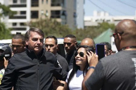 [VÍDEO] Bolsonaro come pastel e toma caldo de cana: “Saúde está 100%”