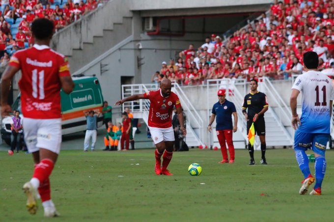 Atuações: os gigantes Téssio e Elvinho numa partida de grandes destaques