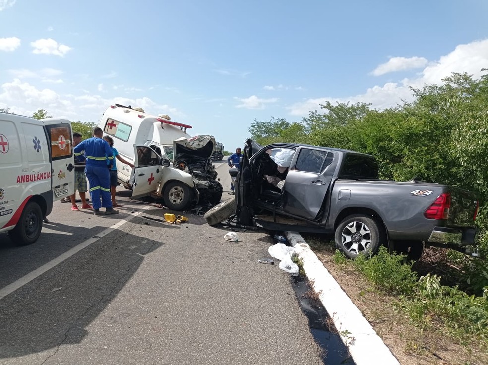 Ambulância bate de frente com caminhonete e uma pessoa morre na BR-304 em Mossoró