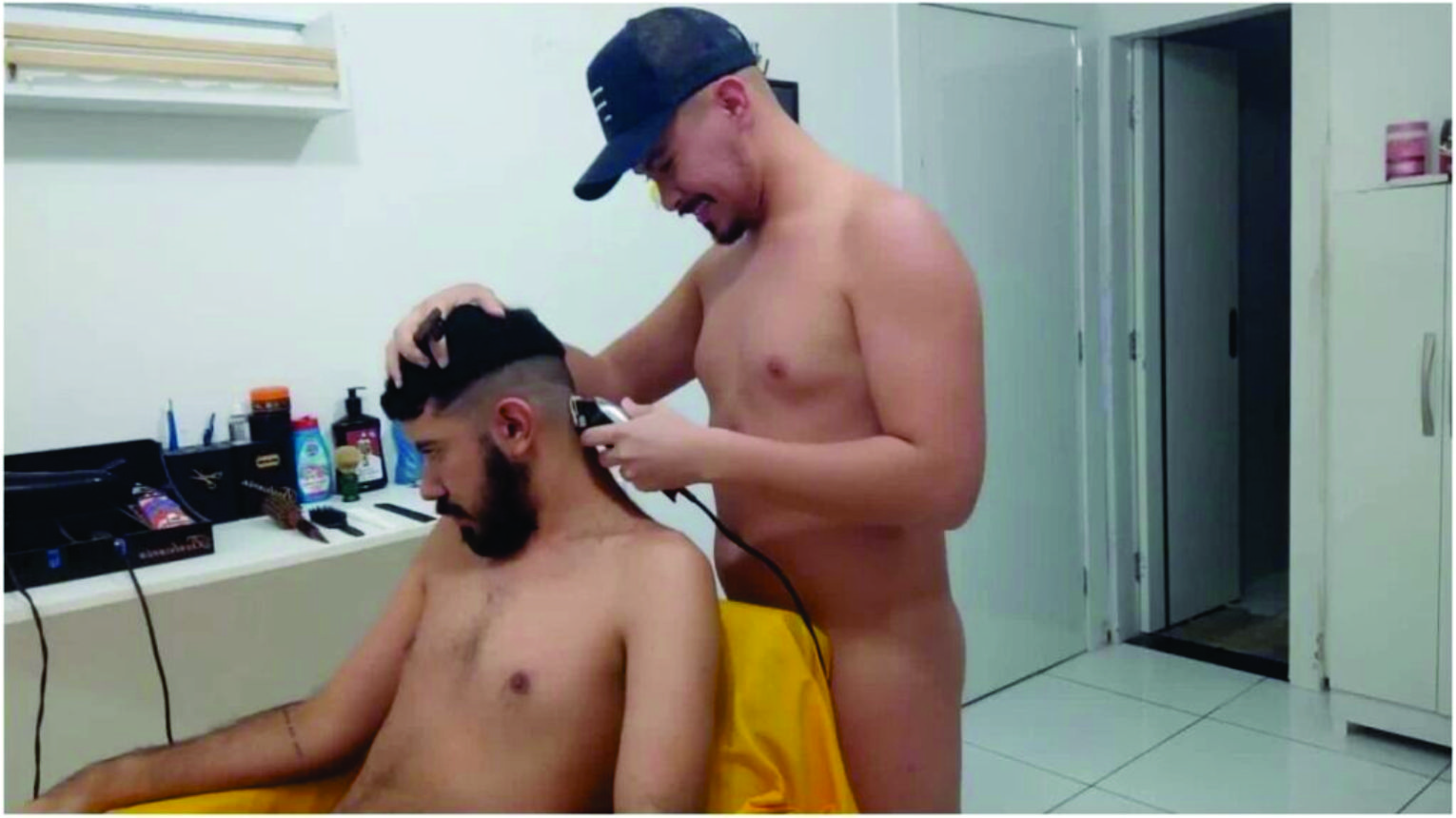 Barbearia naturista realiza atendimentos com funcionários e clientes nus