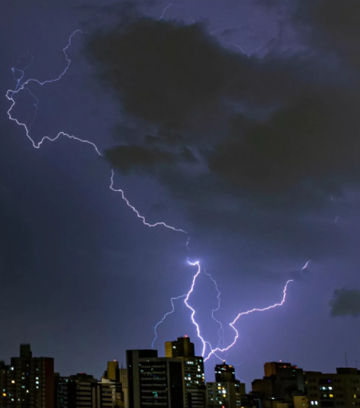 Fotógrafo amador registra imagem impressionante de raio no formato de mapa do Brasil