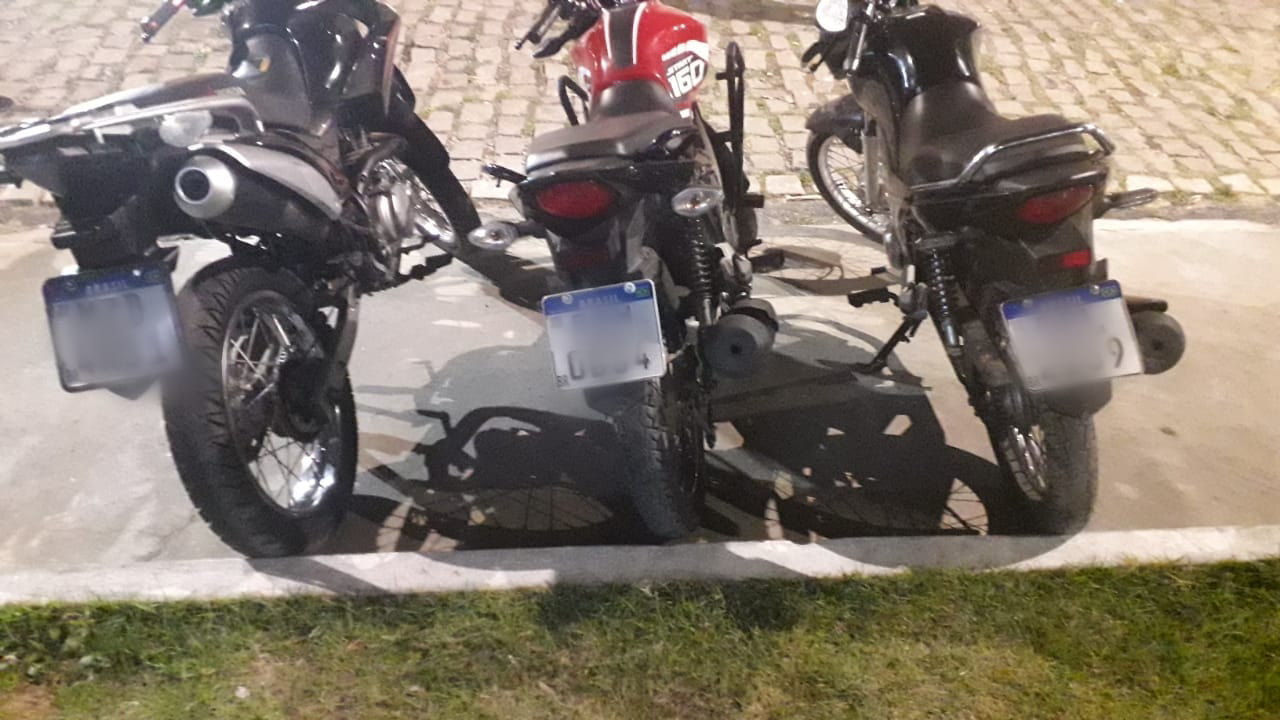 Homens são presos saindo de matagal após esconderem motos roubadas na Grande Natal