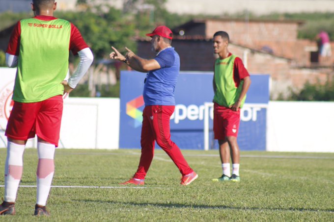 [VIDEO] Jogo Rápido: Técnico Leandro Sena é efetivado no América