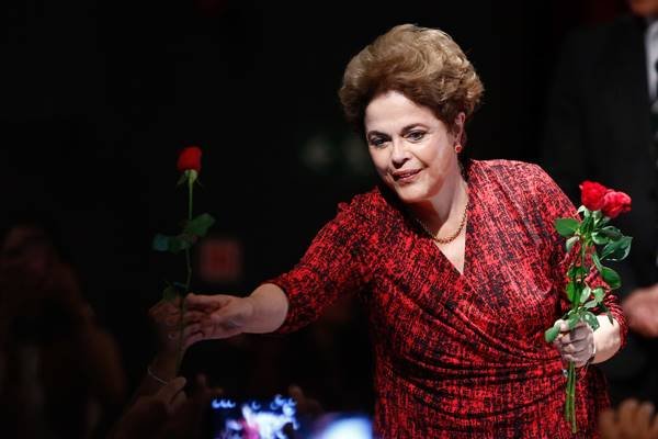 Justiça condena homem a indenizar Dilma por foto em voo e deboche