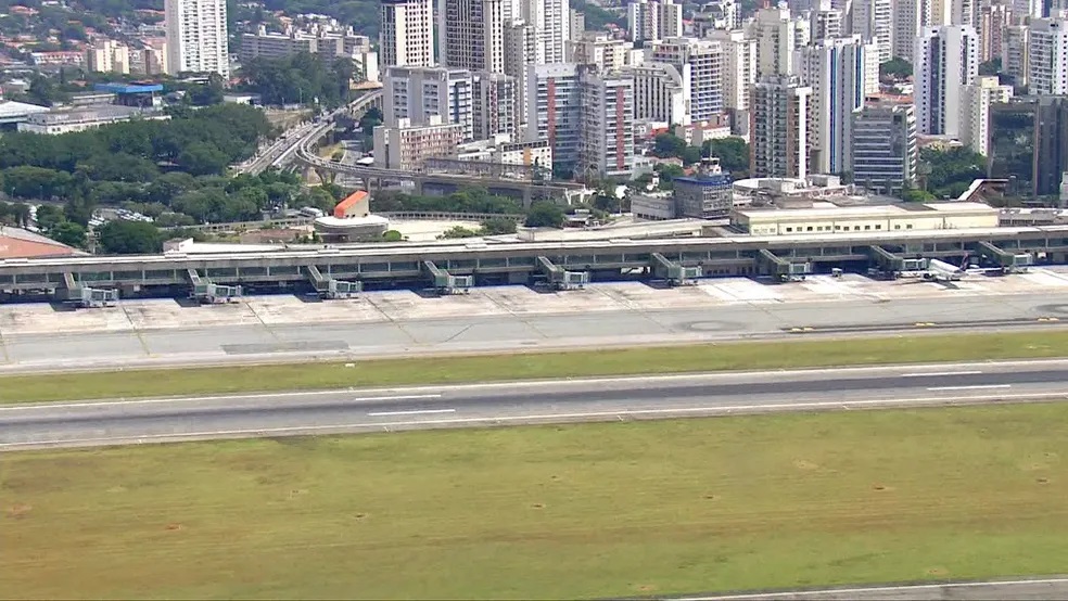 Funcionária da limpeza morre atropelada por caminhão-tanque em aeroporto onde trabalhava