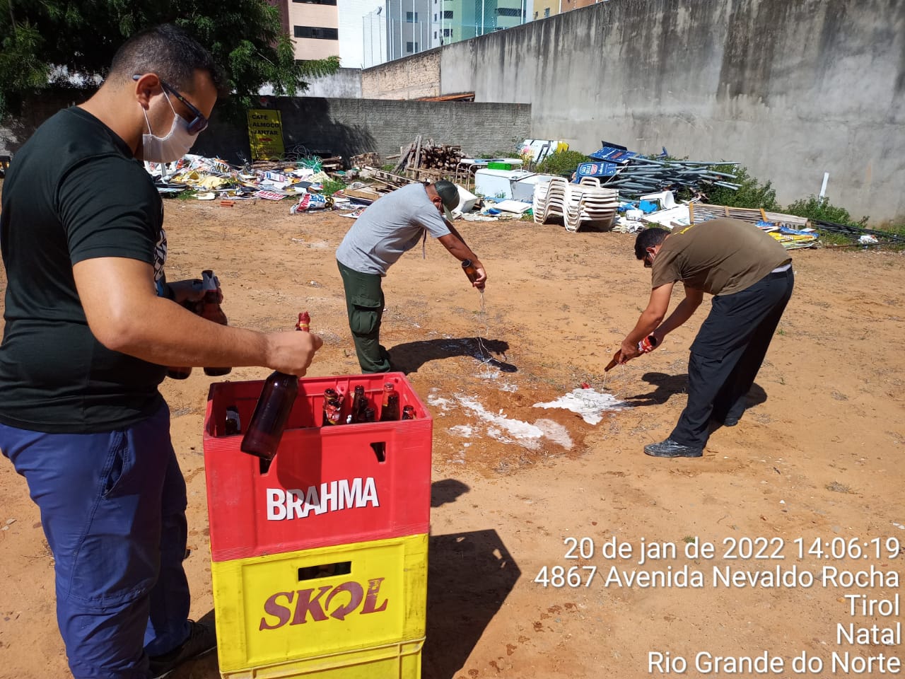 Prefeitura derrama cerveja apreendida com comerciantes irregulares em Ponta Negra