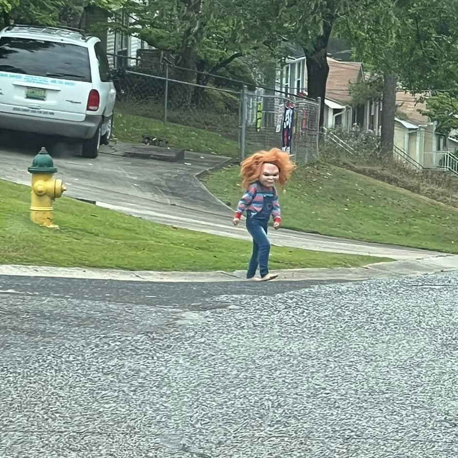 Menino de cinco anos se veste de Chucky e aterroriza vizinhos