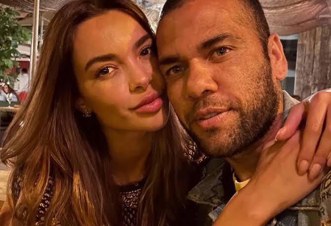 Mulher de Daniel Alves visita jogador na prisão e descarta divórcio