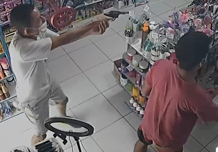 [VÍDEO] Bandidos invadem lojinha de celulares e tocam o terror contra funcionária na Grande Natal