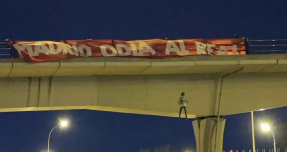 Torcida simula enforcamento de Vini Jr como provocação antes de clássico em Madri