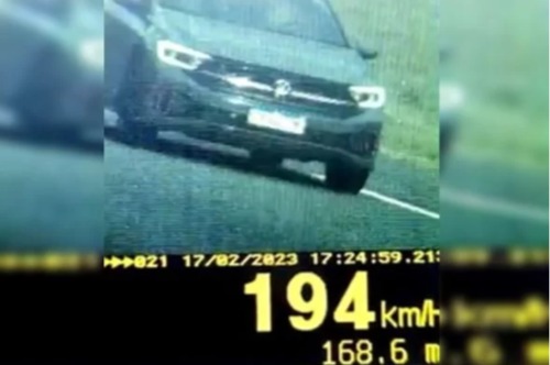 Mulher é flagrada dirigindo a 194 km/h em um Jetta