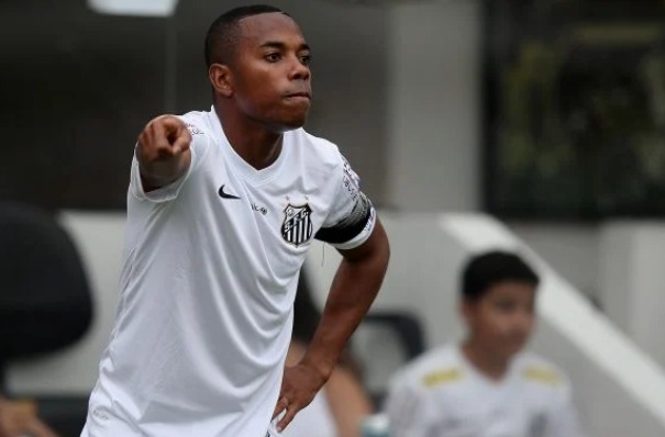 Condenado por estupro, jogador Robinho se aposenta: “Me deixem em paz”