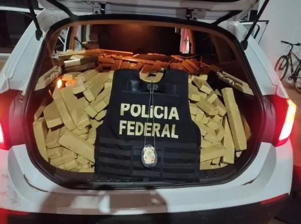 Traficante tenta fugir da PF em BMW com 800Kg de drogas e acaba preso ao parar para fumar maconha