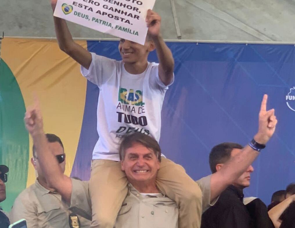 [FOTO] No RN, jovem sobe nos braços de Bolsonaro e ganha aposta que fez com petista