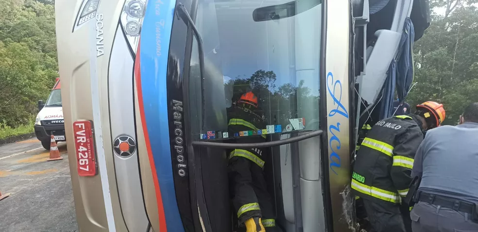 Ônibus de turismo tomba e deixa pelo menos seis mortos em SP