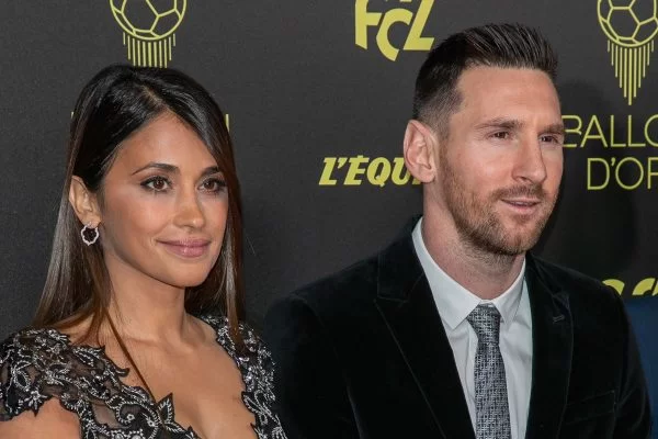 Messi enlouquece a internet ao apalpar o bumbum da esposa