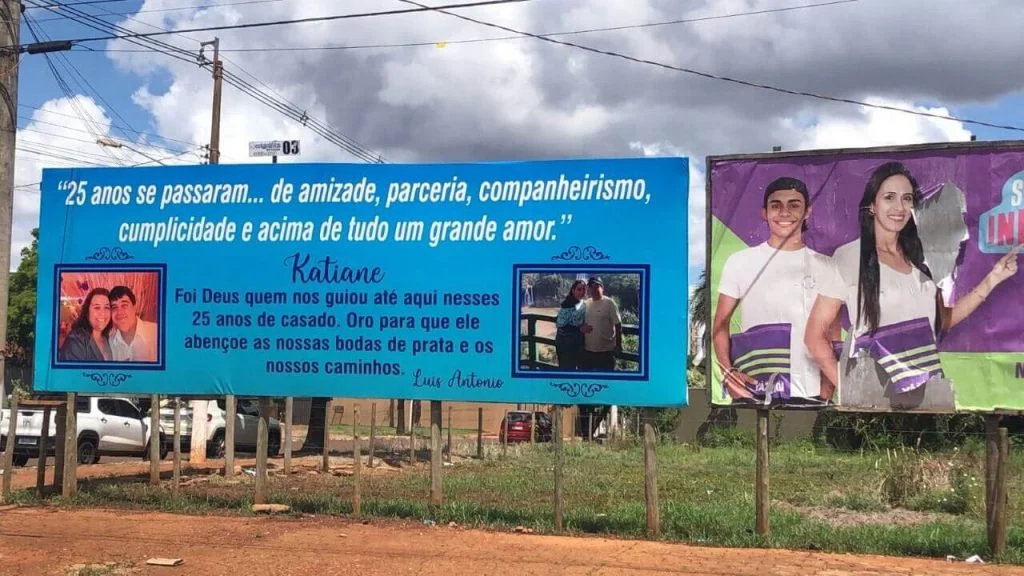 Surpresa: após 25 anos de casamento, marido faz declaração em outdoors