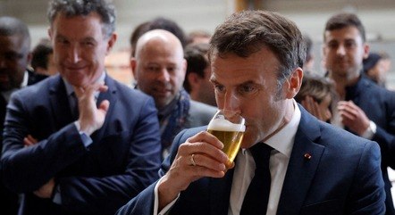 [VIDEO] Presidente da França vira garrafa de cerveja em 17 segundos e gera polêmica internacional