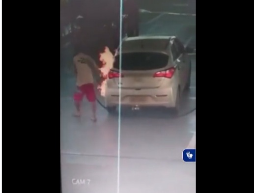 [VÍDEO] Homem toca fogo em carro em posto de combustível