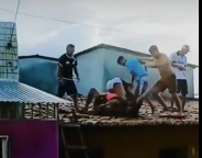 [VÍDEO] Jovem causa confusão e é espancado no telhado de casa em Brasília Teimosa