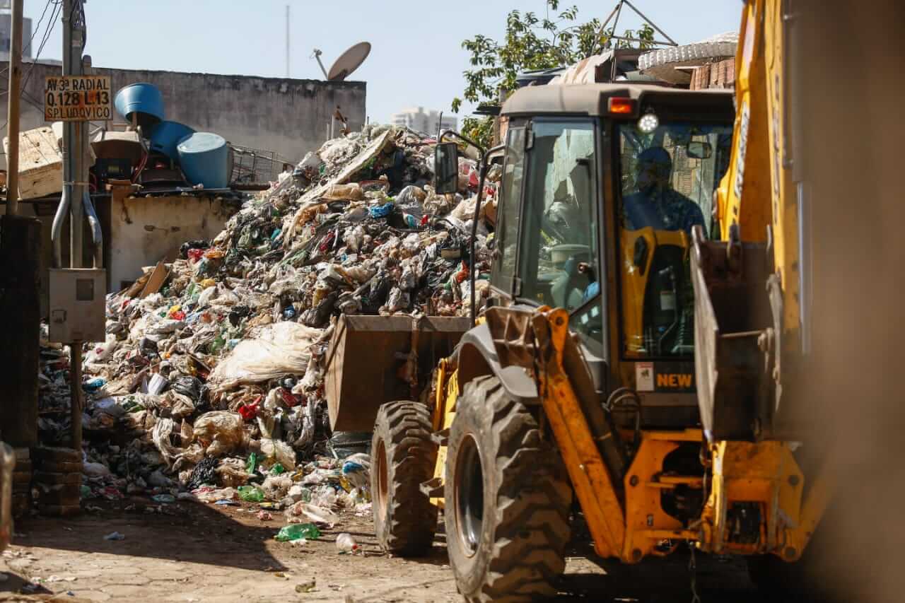 12 caminhões de lixo são retirados da casa de idosa acumuladora