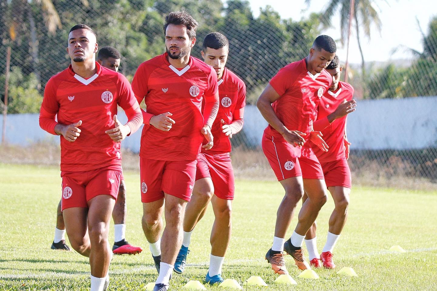 Curtinhas: jornais reverenciam o Rei, amistosos de ABC e América e mais