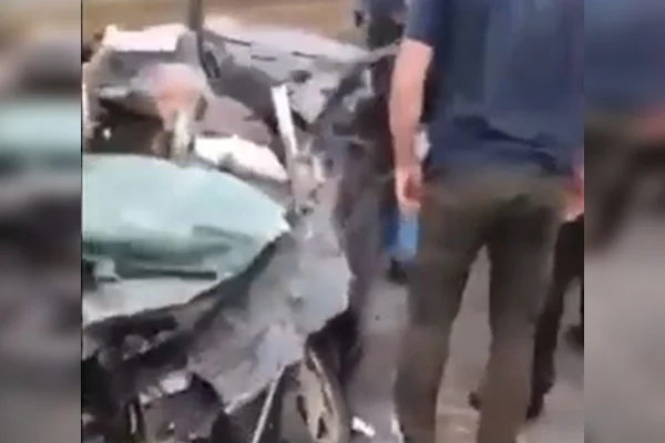 [VÍDEO] Idoso é resgatado de carro esmagado por tanque russo na Ucrânia