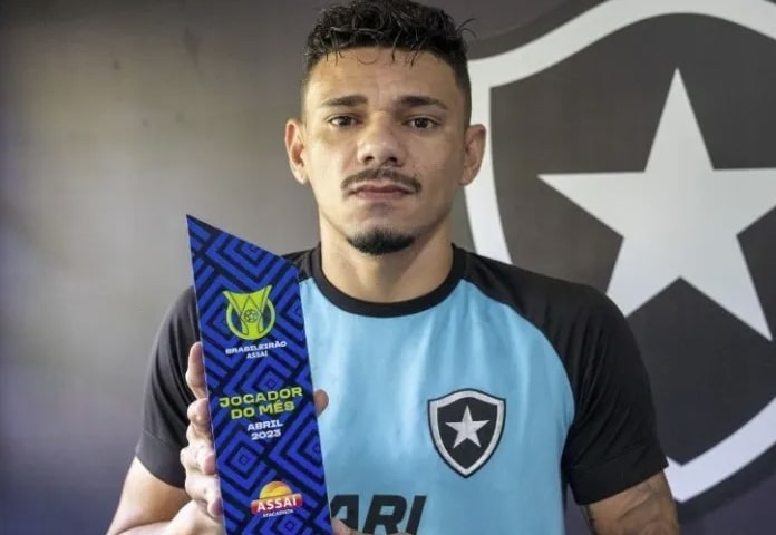 Ex-América doa prêmio de melhor jogador do mês para ONG LGBTQIA+