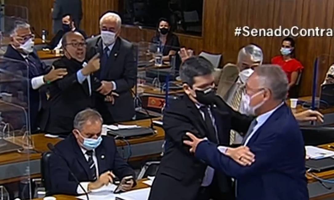 Vídeo: Clima esquenta na CPI e Renan Calheiros e Jorginho Mello quase "saem na mão"