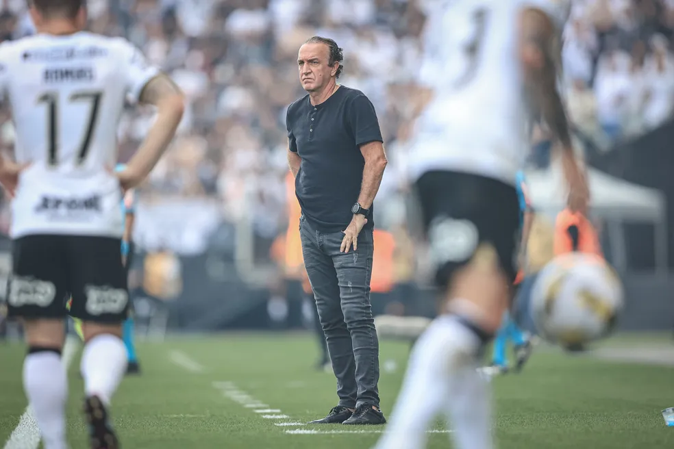 Torcedores do Corinthians protestam contra contratação de técnico acusado de estupro