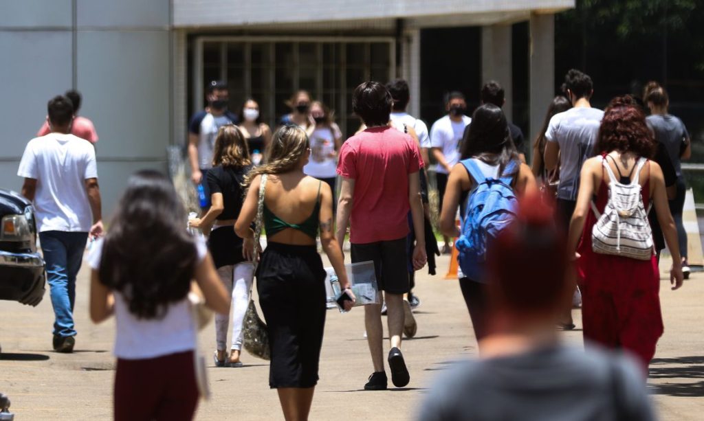 Quase 3,4 milhões de candidatos fazem provas do ENEM neste domingo (13)