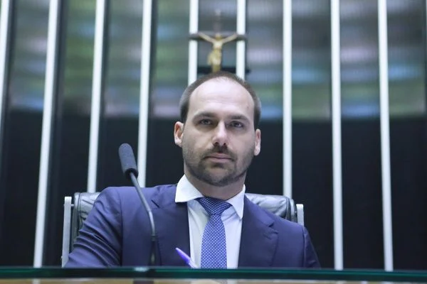 PSol e Rede querem cassar Eduardo Bolsonaro por debochar de tortura