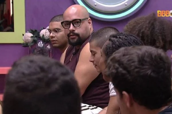 BBB22: Tiago fica excitado com brothers e vai ao banheiro se “aliviar”