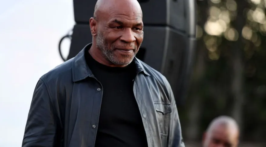 Mike Tyson é visto agredindo homem após ser assediado dentro de avião