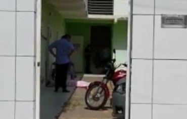 [VÍDEO] Jovem é arrastado de casa da namorada e morto a tiros em pátio de condomínio no RN