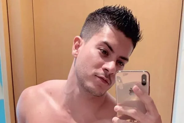 Suposto nude de Arthur Aguiar vaza na web e causa polêmica