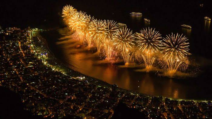 Pandemia restringe festas de réveillon pelo Brasil inteiro