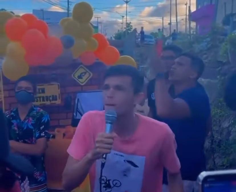 VÍDEO: Humorista faz "festa de aniversário" de dois anos de obra inacabada na Grande Natal