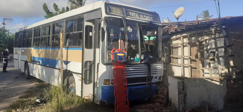 Ônibus desgovernado invade casa e mata duas pessoas no interior do RN