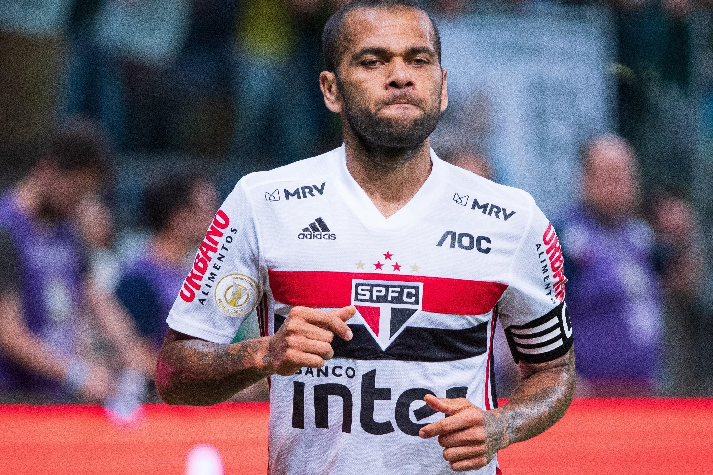 São Paulo diz que Daniel Alves não joga mais pelo clube