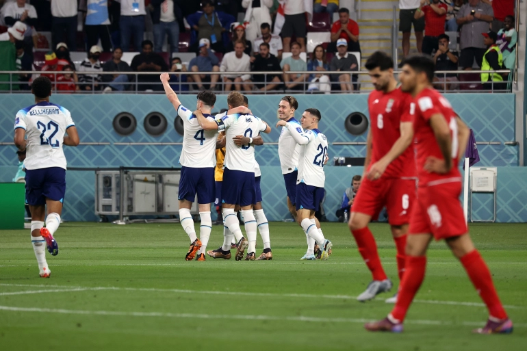 Inglaterra goleia Irã sem dificuldades na estreia, mas defesa vai mal