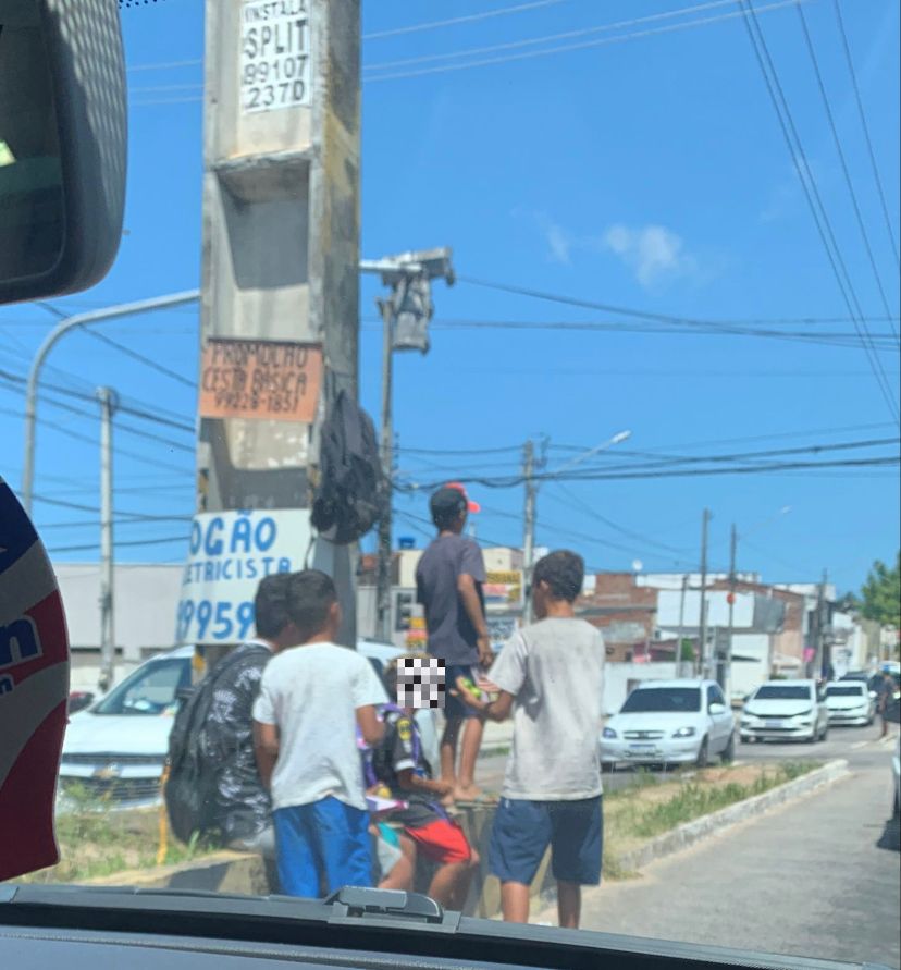 Crianças são flagradas em sinal entregando panfletos de candidata à deputada federal no RN