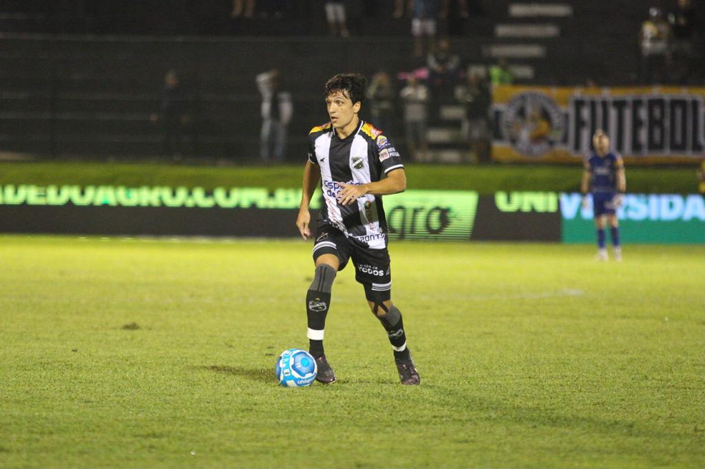 Blitz: Torcedores do ABC ficaram na saída do estacionamento do Frasqueirão para cobrar jogadores